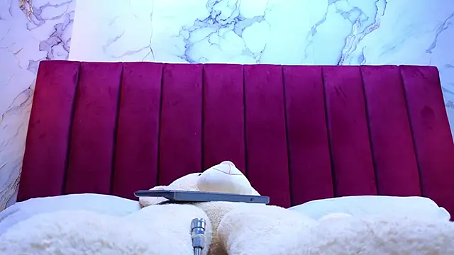 Snapshot of PrincePoppy chatting on 12.21.25 PrincePoppy online show from 12.21.25