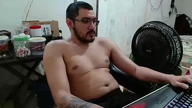 Snapshot of Leonino231 chatting on 11.25.25 Leonino231 online show from 11.25.25