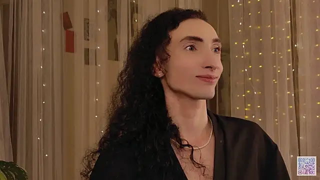 Snapshot of Queen_of_tease chatting on 11.21.25 Queen of tease online show from 11.21.25