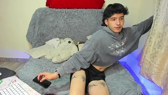 Snapshot of _viollette_ chatting on 10.21.25 viollette online show from 10.21.25