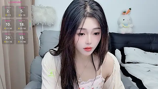 Snapshot of CeeKie chatting on 11.05.25 CeeKie online show from 11.05.25