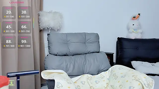 Snapshot of CeeKie chatting on 11.20.25 CeeKie online show from 11.20.25