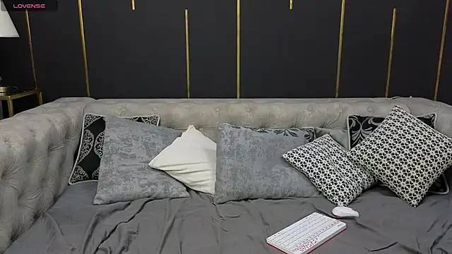 Holypinkie online show from 10.31.25