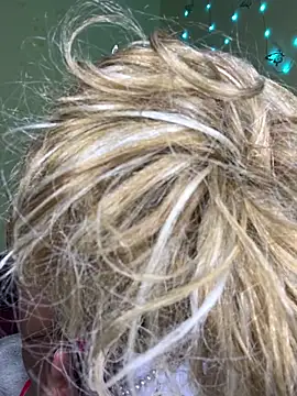 Seductive Yellow Titties online show from 03.31.26