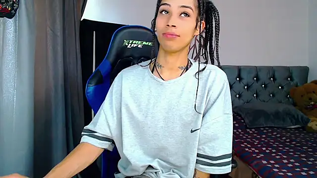 Snapshot of Sweet-Cris chatting on 09.18.25 Sweet-Cris online show from 09.18.25