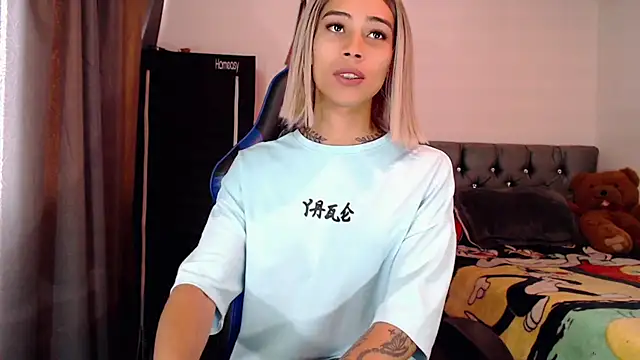 Snapshot of Sweet-Cris chatting on 09.29.25 Sweet-Cris online show from 09.29.25