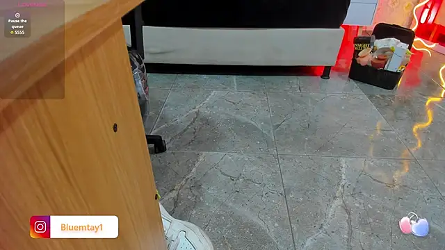 Snapshot of BLUE_TAY1 chatting on 10.18.25 BLUE TAY1 online show from 10.18.25