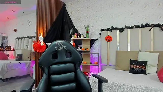 Snapshot of BLUE_TAY1 chatting on 10.30.25 BLUE TAY1 online show from 10.30.25