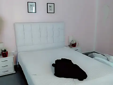 nathalialoes1 online show from 10.30.25