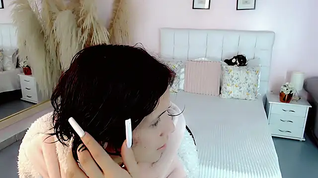 nathalialoes1 online show from 11.20.25