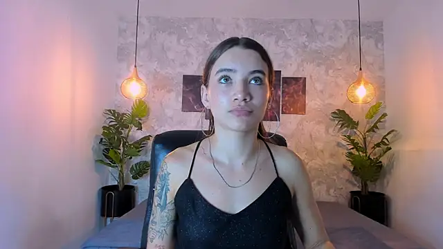 Snapshot of aitana_baker_ chatting on 12.17.25 aitana baker online show from 12.17.25