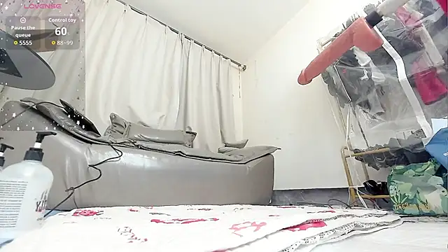 Snapshot of fox-yiyi chatting on 02.24.26 fox-yiyi online show from 02.24.26