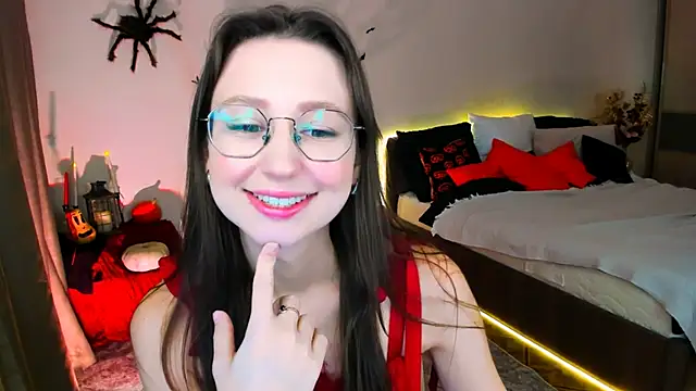 YourLovellyStory online show from 11.03.25