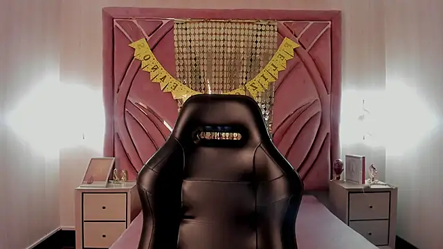 Emilia Bons online show from 10.31.25