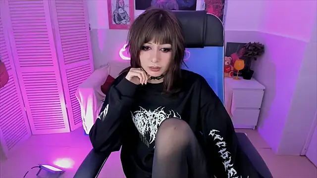 Snapshot of CrystallBloom chatting on 11.05.25 CrystallBloom online show from 11.05.25