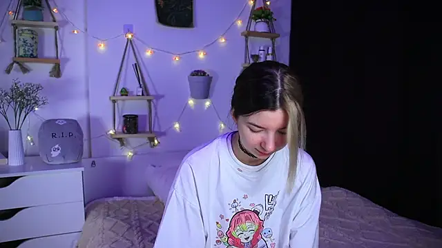EmmieBlade online show from 10.11.25