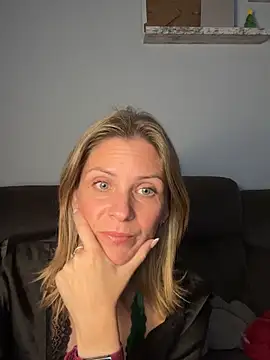 Snapshot of Lexi-Lux-X chatting on 10.05.25 Lexi-Lux-X online show from 10.05.25