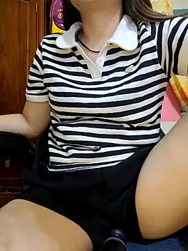 Snapshot of Bee_sweet chatting on 09.13.25 Bee sweet online show from 09.13.25
