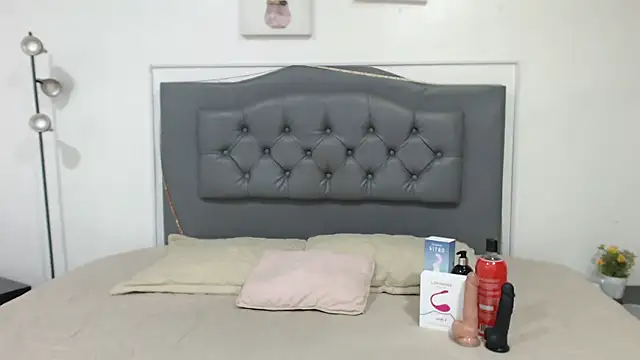 Snapshot of Janne_ chatting on 12.02.25 Janne online show from 12.02.25