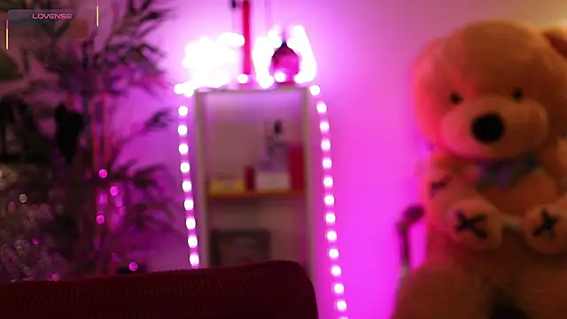 NovaHollisx online show from 04.05.26