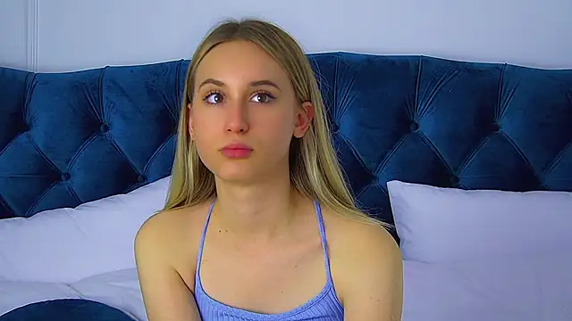 Snapshot of VictoriaHopsons chatting on 10.01.25 VictoriaHopsons online show from 10.01.25