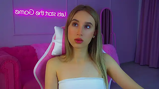 Snapshot of VictoriaHopsons chatting on 11.16.25 VictoriaHopsons online show from 11.16.25