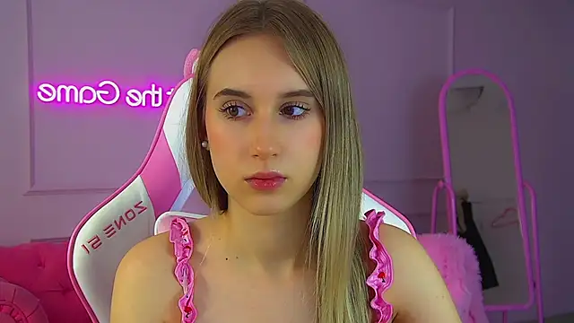 Snapshot of VictoriaHopsons chatting on 11.19.25 VictoriaHopsons online show from 11.19.25