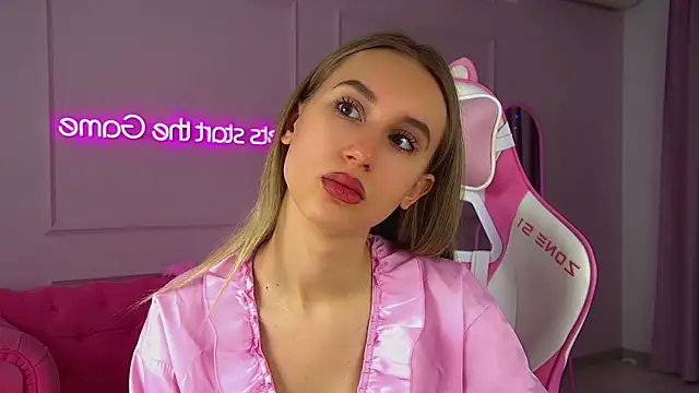 Snapshot of VictoriaHopsons chatting on 11.29.25 VictoriaHopsons online show from 11.29.25