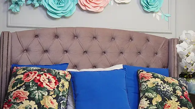 JenniferLovve online show from 10.17.25