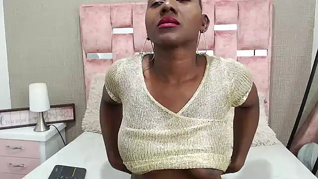 NahomyHawk online show from 11.30.25