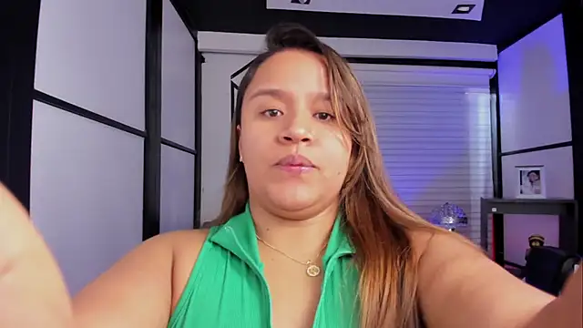 Snapshot of ElaBourn_ chatting on 10.21.25 ElaBourn online show from 10.21.25