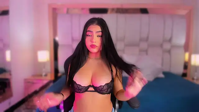 Snapshot of BelaCox_ chatting on 09.21.25 BelaCox online show from 09.21.25