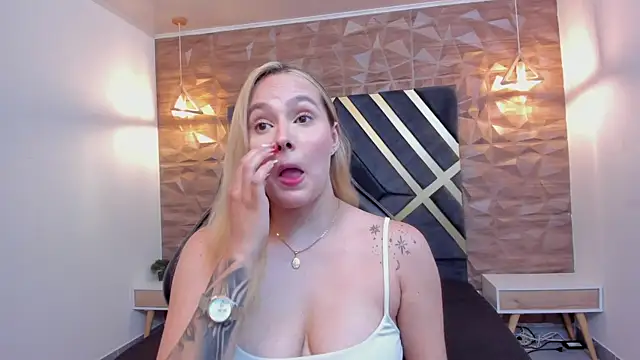 Emmaa white  online show from 12.17.25