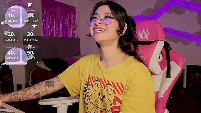 larah uwu online show from 04.14.26