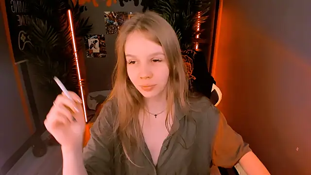 Snapshot of Selen_hells_weet chatting on 10.19.25 Selen hells weet online show from 10.19.25