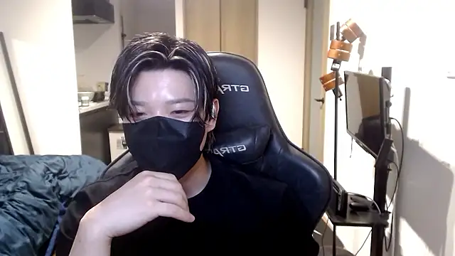 Snapshot of Mei-Tanaka chatting on 10.03.25 Mei-Tanaka online show from 10.03.25