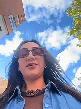 Ninabigtitied online show from 10.26.25