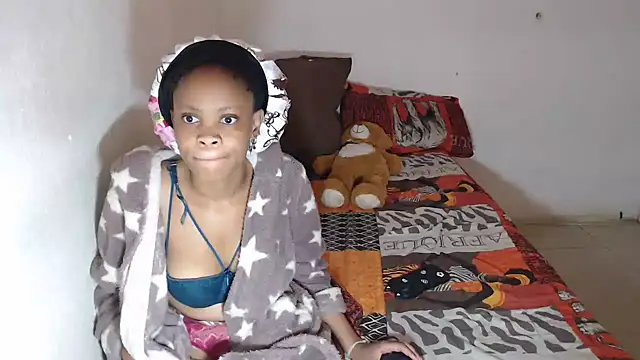 Snapshot of EssenceLovers chatting on 04.13.26 EssenceLovers online show from 04.13.26