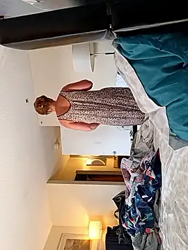 sarahkat86 online show from 12.20.25