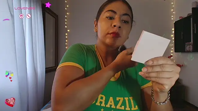 Snapshot of samanthahut1 chatting on 10.14.25 samanthahut1 online show from 10.14.25