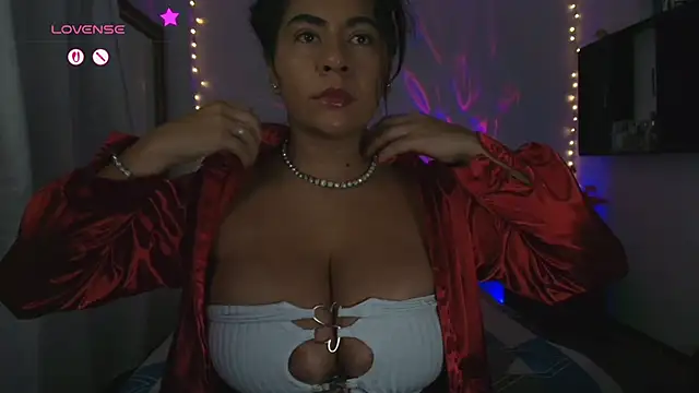 Snapshot of samanthahut1 chatting on 10.18.25 samanthahut1 online show from 10.18.25