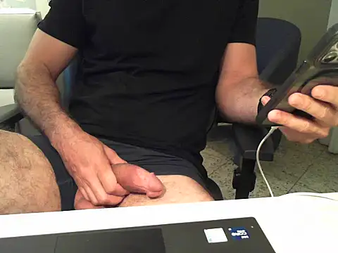 Snapshot of XUCRUTES42 chatting on 02.02.26 XUCRUTES42 online show from 02.02.26