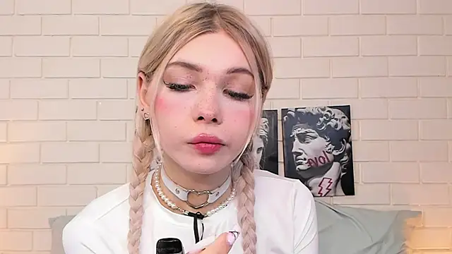 Blondy Fina online show from 10.29.25