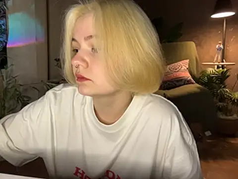 MoonIvy  online show from 04.17.26