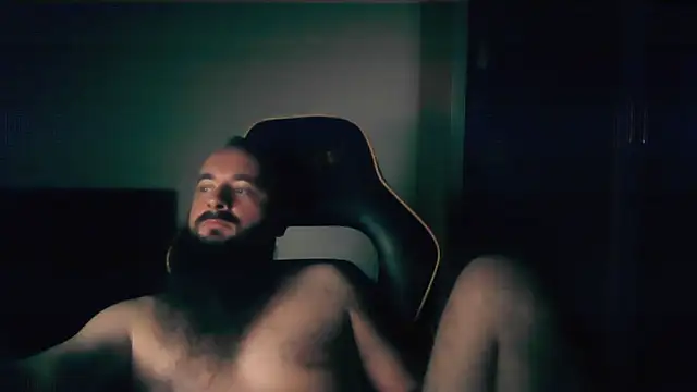 Snapshot of LondonMan1988 chatting on 11.02.25 LondonMan1988 online show from 11.02.25