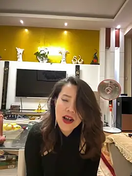 Snapshot of anna_yngs chatting on 10.21.25 anna yngs online show from 10.21.25