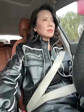 Snapshot of anna_yngs chatting on 11.12.25 anna yngs online show from 11.12.25