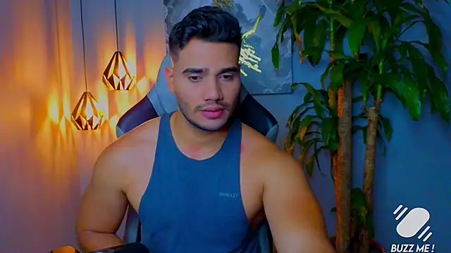 Snapshot of AndresR3 chatting on 10.05.25 AndresR3 online show from 10.05.25