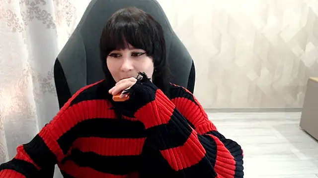 Snapshot of MistyDark chatting on 10.09.25 MistyDark online show from 10.09.25