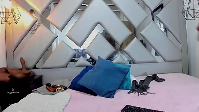 Lorenn Hill online show from 10.18.25